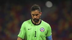 Claudio Bravo harus absen dari Piala Dunia 2022 setelah Chile finis di urutan ketujuh pada babak kulifikasi zona Conmebol (Amerika Selatan) lalu. Padahal, edisi ini diperkirakan merupakan penampilan terakhirnya di Piala Dunia mengingat umurnya yang telah menginjak 33 tahun. Bravo tercatat merupakan salah satu kiper terbaik dari Amerika Selatan. Ia pernah membawa Chile juara Copa America sebanyak dua kali. Selain itu, di level klub, ia juga pernah membela klub top Eropa seperti Barcelona dan Manchester CIty. (AFP/Agustin Marcarian)