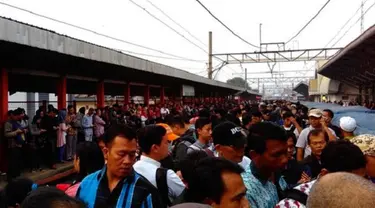 Akibat putusnya kabel sutet PLN, Commuterline atau kereta listrik (KRL) perjalanan Depok-Bogor terganggu.