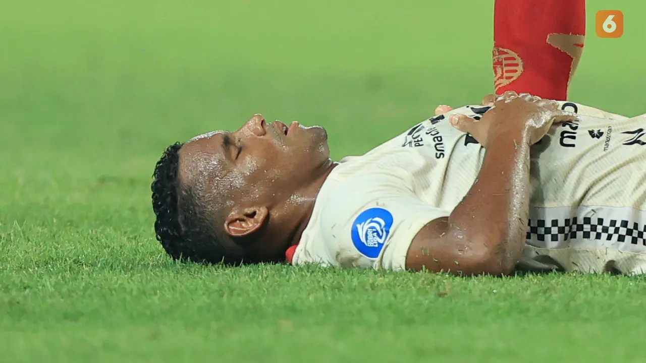 Foto: Aksi Guling-Guling Pemain Bali United yang Membuat Skuad Persija Jakarta Murka