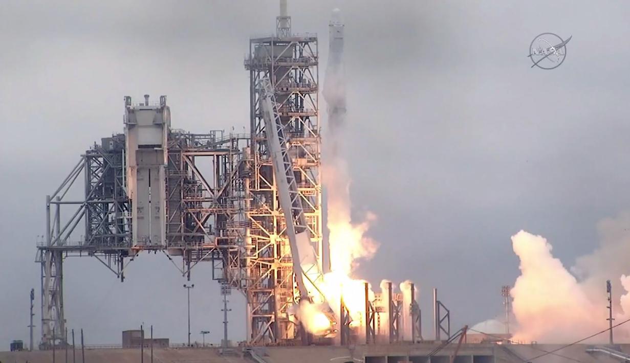 Roket Falcon 9 milik SpaceX bersiap meluncur dari landasan 39A, Kennedy Space Center, Florida, AS, Minggu (19/2). Roket Falcon 9 membawa kapsul Dragon berisi 2,5 ton perbekalan untuk para astronaut di ISS. (AFP PHOTO / NASA)