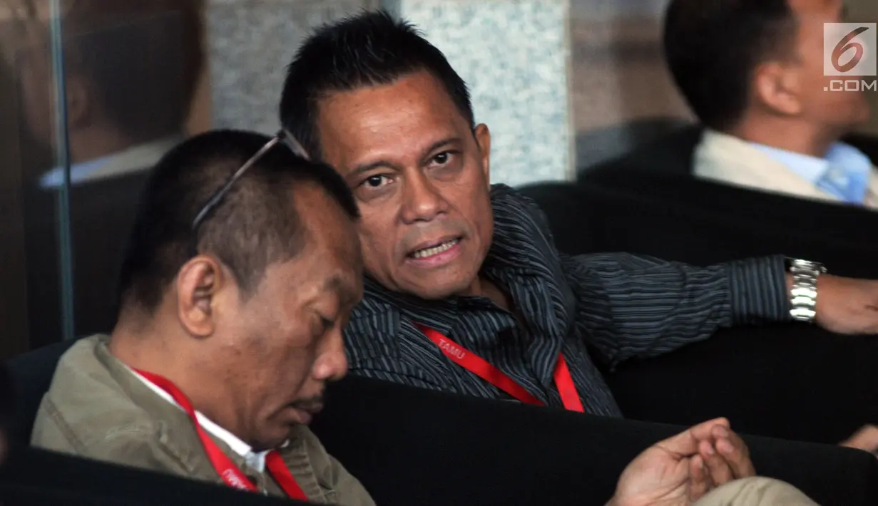 Presiden Komisaris PT Mugi Rekso Abadi Soetikno Soedarjo (kanan) bersiap menjalani pemeriksaan di Gedung KPK, Rabu (7/8/2019). Soetikno diperiksa sebagai tersangka karena diduga menjadi pihak yang memberikan suap kepada tersangka mantan Dirut Garuda Indonesia Emirsyah Satar (merdeka.com/Dwi Narwoko)
