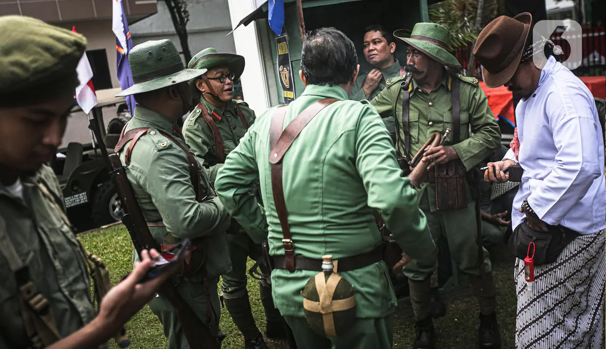 Sejumlah aktor saat tampil dalam teatrikal atau sosiodrama "Reenactor Bangor" Gelora Bangsa di halaman Museum Naskah Proklamasi, Jakarta, Selasa (16/8/2022). Pertunjukan tersebut merupakan salah satu rangkaian acara Napak Tilas Proklamasi dalam rangka menyambut Ke-77 Kemerdekaan Republik Indonesia (RI). (Liputan6.com/Faizal Fanani)