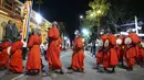 Sejumlah biksu Buddha mengambil bagian pada Festival Navam Perahera di Kolombo, Sri Lanka, 15 Februari 2022. Biksu, penari, pemusik, dan lainnya berpartisipasi dalam perayaan di Kuil Gangaramaya yang terkenal, salah satu destinasi wisata turis di Kolombo. (AP Photo/Eranga Jayawardena)