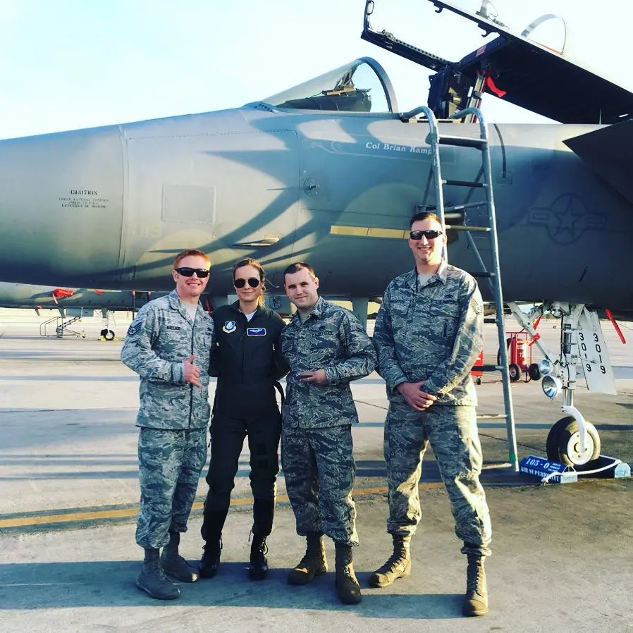 Brie Larson saat mengunjungi salah satu pangkalan angkatan udara di AS jelang syuting Captain Marvel. (Instagram - @dwallace85)