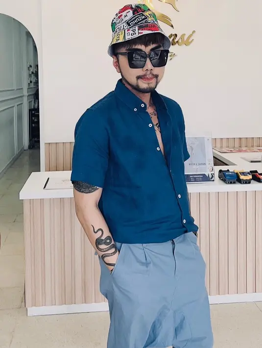 Roy Kiyoshi juga menambah kesan macho dengan tato yang hampir di seluruh tubuh. Makin hari, tato Roy semakin banyak dan menyebar di seluruh anggota badan. Ia terlihat makin macho dan maskulin.(Liputan6.com/IG/@roykiyoshi)