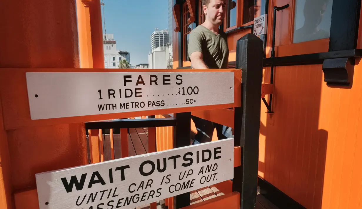 Manajer Operasi dan Pemeliharaan, Andrew Doyle melakukan persiapan akhir untuk pembukaan kembali kereta api Angels Flight di pusat kota Los Angeles, AS (29/8). (AP Photo / Richard Vogel)