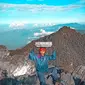 Seorang pendaki sedang menuju puncak Gunung Mekongga di Sulawesi Tenggara. (Dok: Instagram @barongko14)
