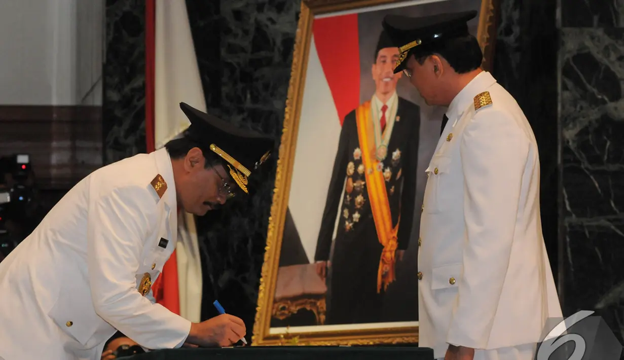 Djarot Saiful Hidayat menandatangani surat pelantikan Wakil Gubernur DKI Jakarta, Jakarta, Rabu (17/12/2014). (Liputan6.com/Herman Zakharia)