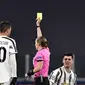 Illya Zabarnyi dari Dynamo Kiev mendapat kartu kuning dari wasit Stephanie Frappart pada pertandingan sepak bola grup G Liga Champions antara Juventus dan Dinamo Kiev di Allianz Stadium di Turin, Italia, Rabu, 2 Desember 2020. (Marco Alpozzi / LaPresse vi