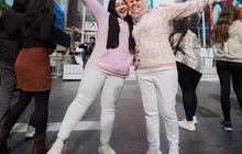 Foto-foto Sus Rini Pengasuh Rayyanza di Times Square New York, Tulis Pesan yang Bikin Terenyuh 'Ya Allah Terima Kasih