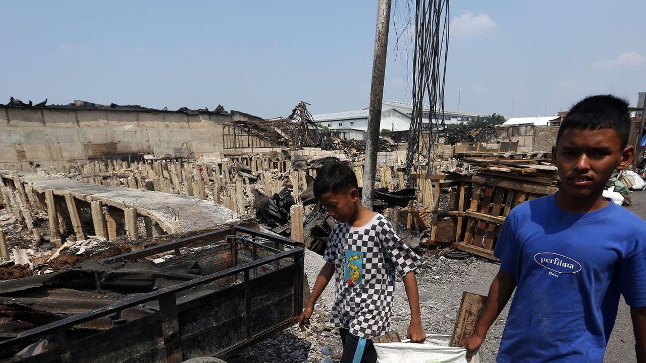 Dari pantauan di lokasi, terlihat beberapa warga mendatangi lokasi kebakaran. Mereka mencari barang-barang yang masih bisa diselamatkan di antara sisa-sisa bangunan tempat tinggal mereka yang terbakar.