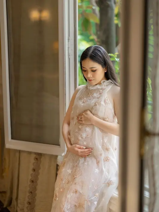 Dalam potret tersebut, tampak Jessica yang terlihat elegan dibalut sleeveless turtleneck dress berwarna nude. [Instagram/jessicatanoe]