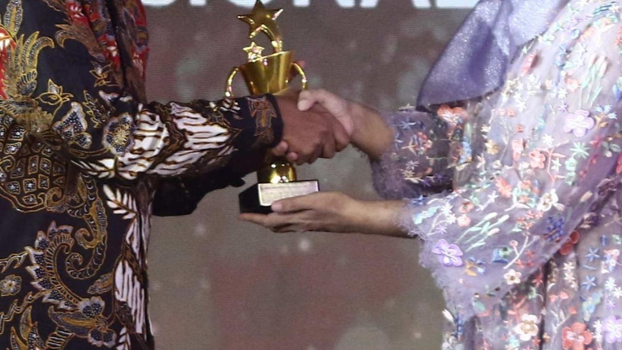 Pemimpin Redaksi Liputan6.com Irna Gustiawati saat saat memberikan penghargan kepada perwakilan PT. Permodalan Nasional Madani dalam Anugrah Inspiratif Liputan6.com kategori BUMN Inspiratif pegiat usaha ultra mikro dan pemeratan ekonomi di Jakarta, Sabtu 