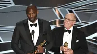 Kobe Bryant saat menerima Oscar (AP)