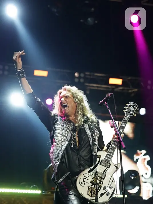 Grup band Whitesnake tampil di perhelatan JogjaROCKarta #4 di Stadion Kridosono,Yogyakarta, Minggu (1/3/2020). Whitesnake merupakan salah satu band penampil dalam JogjaROCKarta #4 selain band rock asal Jerman Scorpions. (Fimela.com/Bambang E Ros)