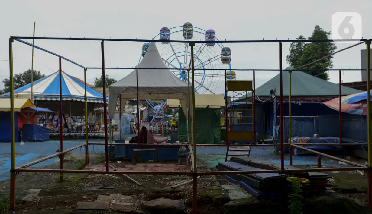 Suasana wahana permainan anak yang berhenti beroperasi di pinggir Kanal Banjir Timur, Jakarta, Sabtu (2/5/2020). Wahana tersebut sudah satu bulan lebih berhenti beroperasi karena pemberlakuan Pembatasan Sosial Berskala Besar untuk memutus penyebaran pandemi COVID-19. (merdeka.com/Imam Buhori)