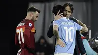 Manajer tim Lazio, Simone Inzaghi (kanan) memeluk gelandang Luis Alberto yang mencetak dua gol ke gawang AS Roma usai berakhirnya laga lanjutan Liga Italia Serie A 2020/21 pekan ke-18 di Olympic Stadium, Roma, Jumat (15/1/2021). Lazio menang 3-0 atas AS Roma. (AFP/Filippo Monteforte)