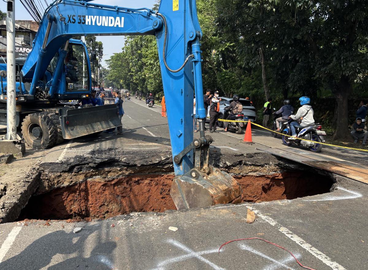 Eksavator Dikerahkan Urus Lubang Besar di Jagakarsa, Ini Penampakannya