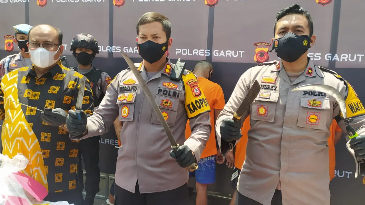 Kapolres Garut AKBP Wirdhanto Hadicaksono memperlihatkan beberapa senjata tajam sebagai barang bukti dalam pertikaian dua grup geng motor di Garut, Jawa Barat.
