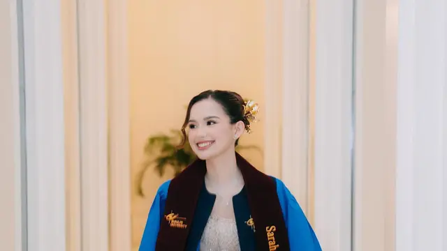 Lulus Double Degree, Sarah Menzel Tampil Menawan dalam Balutan Kebaya Bali Bernuansa Cokelat