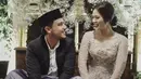 "Rasanya luar biasa sekali. Yang sudah pernah, pasti tahu apa yg saya maksud. Yang belum pernah, tidak akan cukup ruang caption ini untuk menggambarkannya." lanjutnya. "I love you," komentar Hamish Daud. (Instagram/thebridestory)