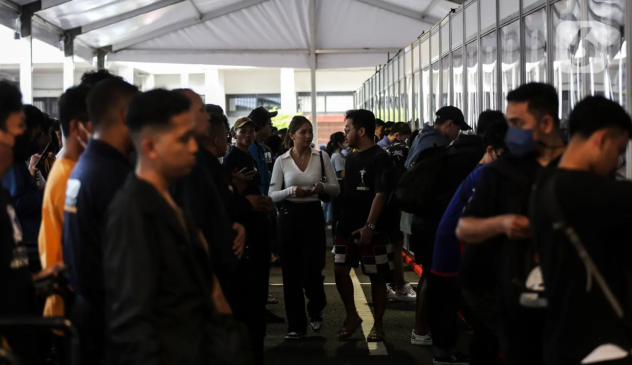 Tiket laga timnas Indonesia vs Argentina ludes atau habis terjual hanya dalam waktu 3 menit pada hari terakhir pembelian. (Liputan6.com/Johan Tallo)