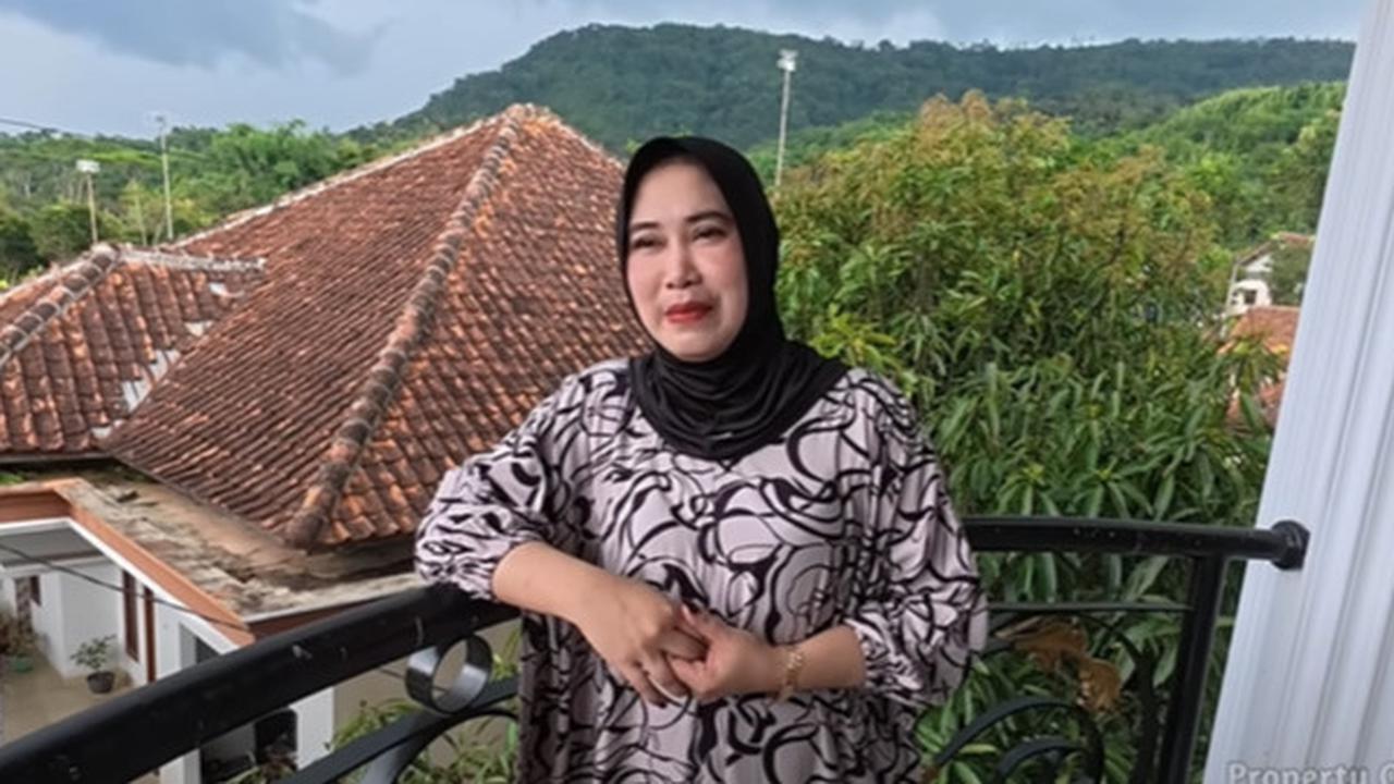 Bisnis Jual Beli Kambing, Wanita Cantik ini Punya Rumah Mewah di Pelosok Desa Bak Istana di Dalamnya ada Foto Soekarno