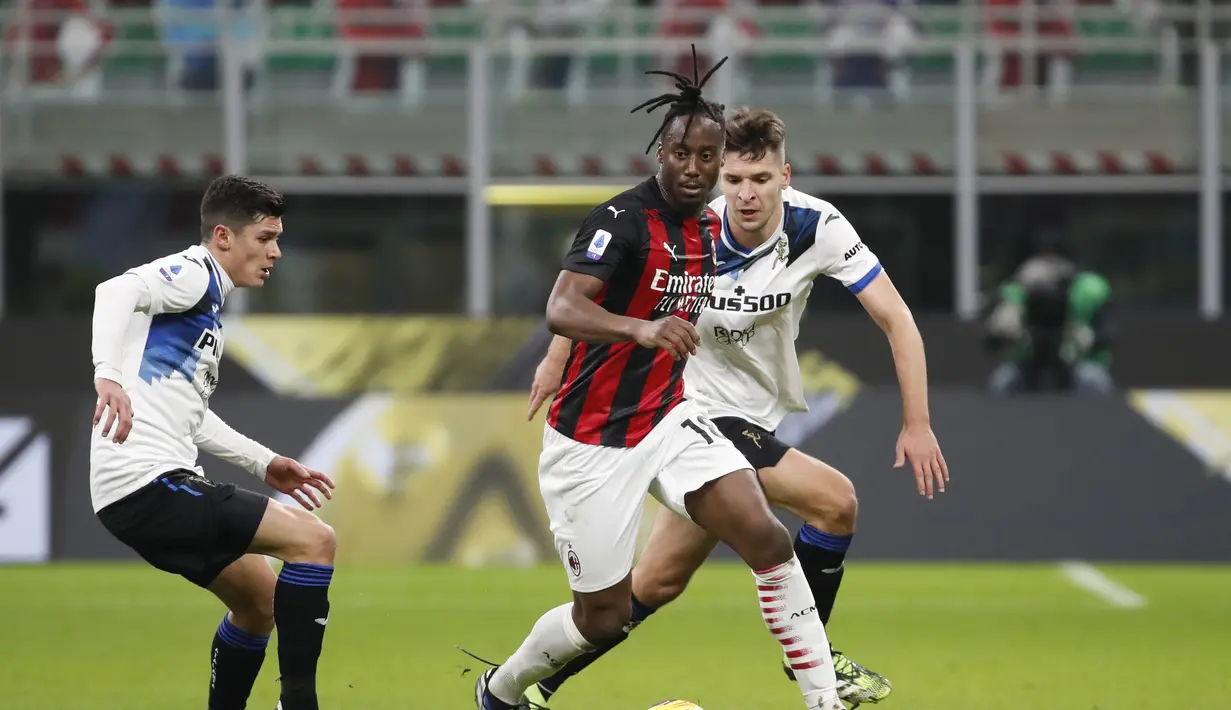 Gelandang AC Milan, Soualiho Meite membawa bola dari kawalan bek Atalanta, Berat Djimsiti pada pertandingan lanjutan Liga Serie A Italia di Stadion San Siro, Minggu (24/1/2021). Meski kalah, hasil Liga Italia ini tetap membuat AC Milan berada di puncak klasemen. (AP Photo/Antonio Calanni)