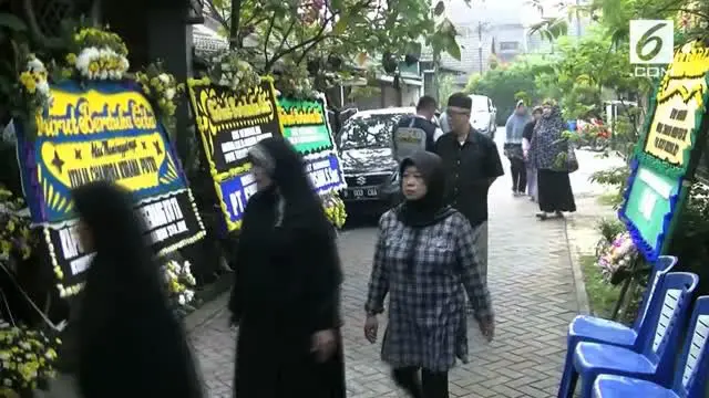  Kapolda Metro Jaya Irjen Pol M Iriawan datang ke rumah duka dan menggotong jenazah Italia Chandra Kirana Putri (23) ke pemakaman.