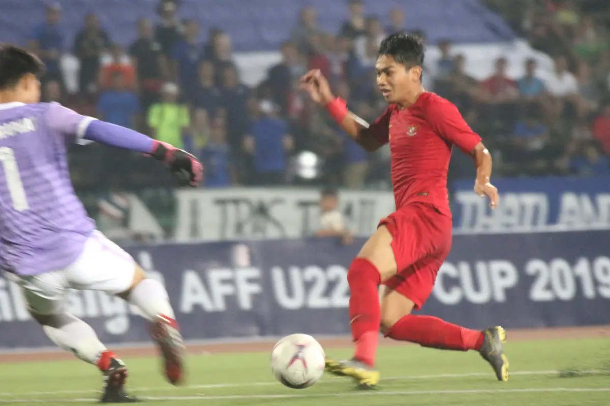 Gelandang Timnas Indonesia, Witan Sulaeman, berusaha membobol gawang Thailand pada laga Piala AFF U-22 2019. (Bola.com/Zulfirdaus Harahap)