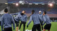 Cristiano Ronaldo pamer skill saat sesi latihan bersama rekan-rekannya jelang melawan SSC Napoli pada leg kedua babak 16 besar Liga Champions di San Paolo stadium, Naples, (6/3/2017). (Ciro Fusco/ANSA via AP)