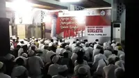 Pimpinan Front Pembela Islam (FPI) Rizieq Shihab nyatanya tetap datang ke acara pengajian di Masjid Agung Sunan Ampel Surabaya. (Liputan6.com/Dhimas Prasaja)