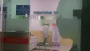 Sebuah pintu kaca  pendaftaran IGD di Rumah Sakit Umum Daerah (RSUD) Banyumas, Jateng,  pecah akibat gempa mencapai 6,9 Skala Richter (SR), Sabtu (16/12). (Liputan6.com/Pool)