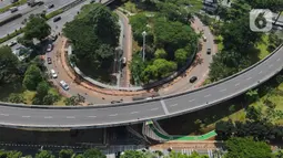 Foto udara suasana jalur sepeda Taman Semanggi, Jakarta, Rabu (12/10/2022). Gubernur DKI Jakarta Anies Baswedan menyatakan pembangunan fasilitas pejalan kaki dan jalur sepeda itu bertujuan untuk memberikan ruang interaksi dan oase baru bagi warga Ibu Kota dan sekitarnya. (Liputan6.com/Herman Zakharia)