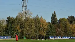 Para pemain Chelsea mengikuti sesi latihan jelang menghadapi Ajax Amsterdam pada laga Liga Champions di Cobham Chelsea, Stoke D'Abernon, London, Inggris, Selasa (22/10/2019). Pelatih Chelsea Frank Lampard menegaskan tidak takut bertandang ke markas Ajax Amsterdam. (Glyn KIRK/AFP)