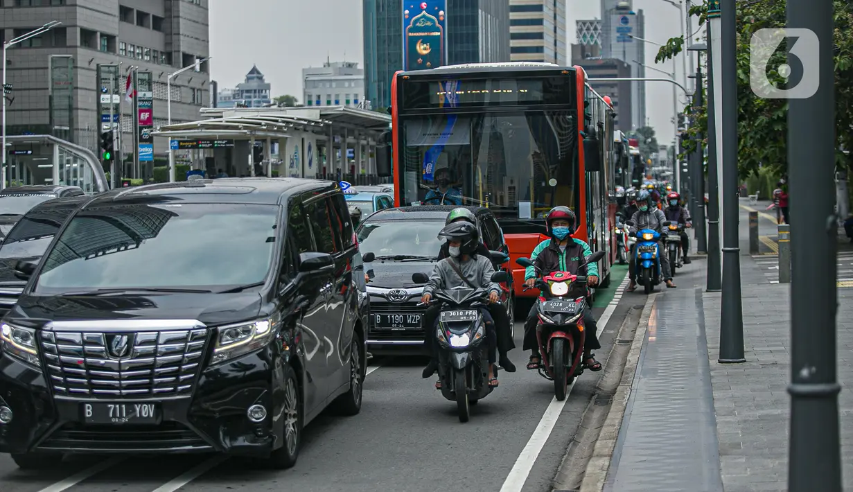 Sejumlah kendaraan terjebak kemacetan di Jalan MH Thamrin, Jakarta, Kamis (15/4/2021). Penumpukan kendaraan pada jam menjelang buka puasa menyebabkan terjadinya kemacetan di sejumlah ruas jalan di Ibu Kota. (Liputan6.com/Faizal Fanani)