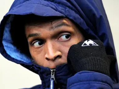Manchester City's forward J&ocirc; sits on the substitutes bench before the English Premier league match against Bolton Wanderers at Reebok Stadium in Bolton, on November 2, 2008. AFP PHOTO/ANDREW YATES