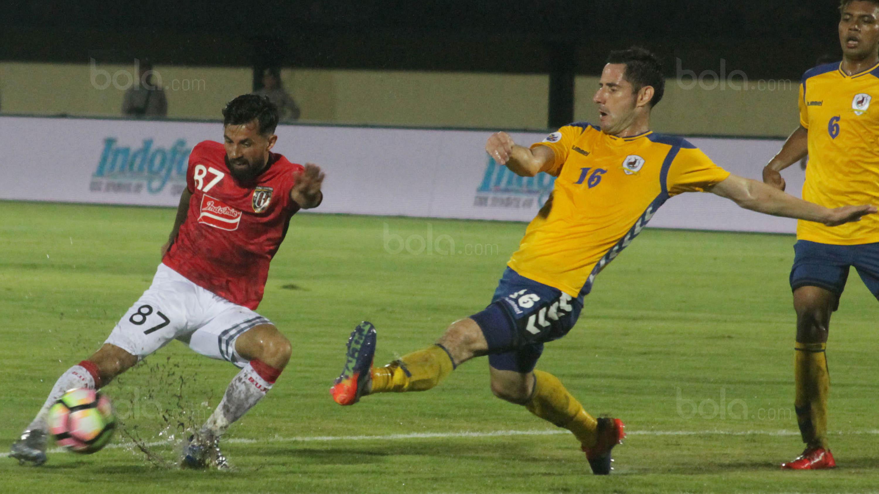 Gelandang Bali United, Stefano Lilipaly, melepaskan tendangan saat melawan Tampines Rovers pada laga kualifikasi Liga Champions Asia di Stadion I Wayan Dipta, Gianyar, Selasa (16/1/2018). Bali menang 3-1 atas Tampines. (Bola.com/Ronald Seger)