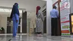 Sejumlah tenaga kesehatan calon penerima vaksin dalam simulasi pemberian vaksin COVID-19 di RSIA Tambak, Jakarta, Rabu (13/10/2021). Simulasi digelar sebagai persiapan penyuntikan vaksinasi COVID-19 tahap pertama untuk tenaga kesehatan di Jakarta. (Liputan6.com/Herman Zakharia)