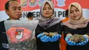 Petugas kepolisian Polresta Banda Aceh memperlihatkan barang bukti sisik satwa trenggiling dan bulu landak di Banda Aceh, Aceh, Rabu (21/8/2019). (CHAIDEER MAHYUDDIN / AFP)