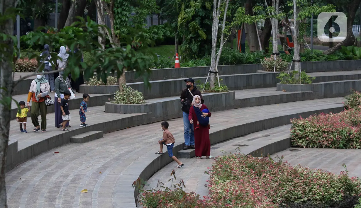 <p>Pengunjung menikmati suasana Taman Tebet Eco Park, Jakarta, Rabu (1/2/2023). Pemanfaatan wilayah dengan menjadikannya sebagai ruang terbuka hijau (RTH) agar lebih bermanfaat bagi masyarakat, gencar dilakukan. (Liputan6.com/Herman Zakharia)</p>