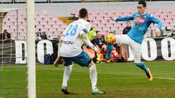 Pemain Napoli, Jose' Callejon (kanan) telah mencetak enam gol dan  masuk jajaran top skor Serie A  hingga pekan ke-9. (EPA/Ciro Fusco)