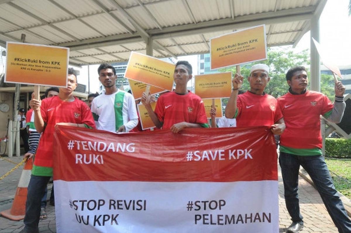 Aksi suporter tuntut KPK bongkar kasus korupsi PSSI