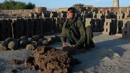 Perempuan Afghanistan, Sitara Wafadar menyamar sebagai laki-laki saat bekerja di pabrik batu bata, Provinsi Nangarhar, 27 Maret 2018. Dengan lima saudari, Sitara hidup sebagai laki-laki yang di wilayah setempat disebut bacha poshi (NOORULLAH SHIRZADA/AFP)