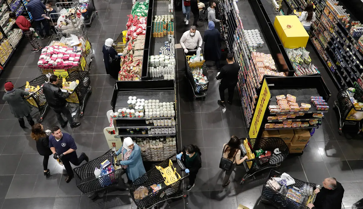 Orang-orang berbelanja di sebuah supermarket ketika yang lain mulai menimbun persediaan di Beirut, Lebanon, Rabu (11/3/2020). Total ada 61 orang yang dinyatakan positif virus Corona COVID-19 di Lebanon dimana pasien pertama sudah dinyatakan sembuh dan terbebas dari virus itu. (AP/Hussein Malla)