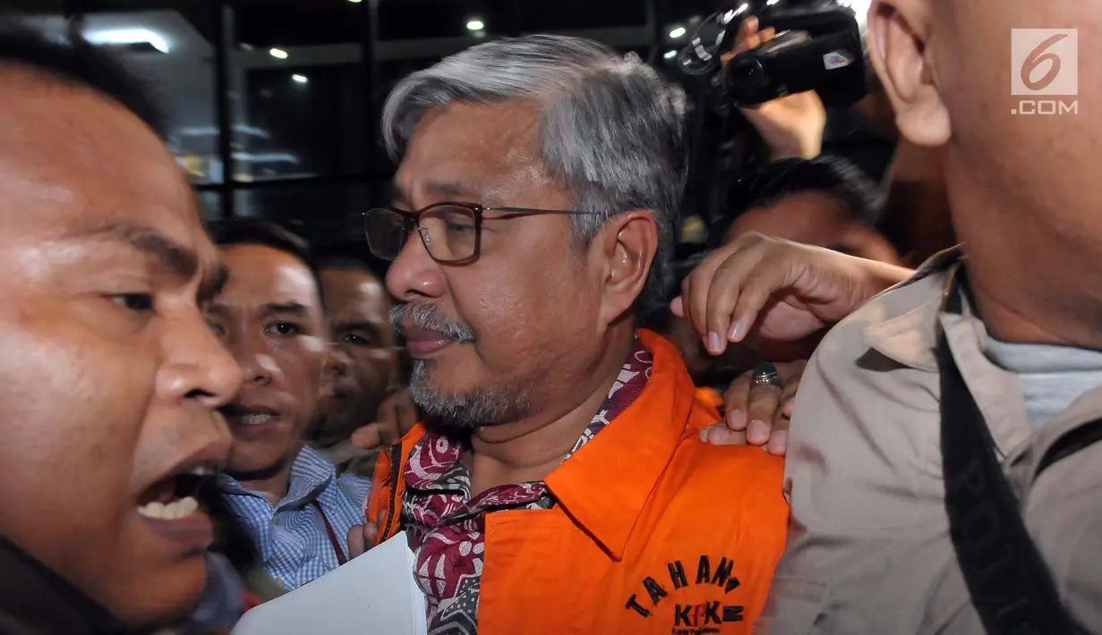 Nur Alam resmi ditahan kpk pada kasus korupsi penyalahgunaan kewenangan dalam penerbitan Izin Usaha Pertambangan (IUP) di wilayah Sulawesi Tenggara, Jakarta, Rabu (5/7). (Liputan6.com/Helmi Afandi)