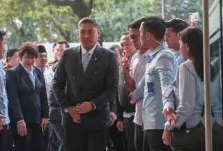 Kepala Badan Gizi Nasional (BGN) Sudaryono disambut disambut jajaran pejabat BGN saat tiba di Gedung BGN, Jakarta, Rabu (22/07/2026).