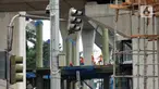 Pekerja menyelesaikan pembangunan proyek jembatan layang atau skybridge untuk integrasi antara Stasiun MRT ASEAN dengan Halte TransJakarta CSW di Jakarta, Sabtu (4/7/2020). Skybridge itu rencananya dibangun lima lantai dan ditargetkan rampung pada akhir 2020. (Liputan6.com/Immanuel Antonius)