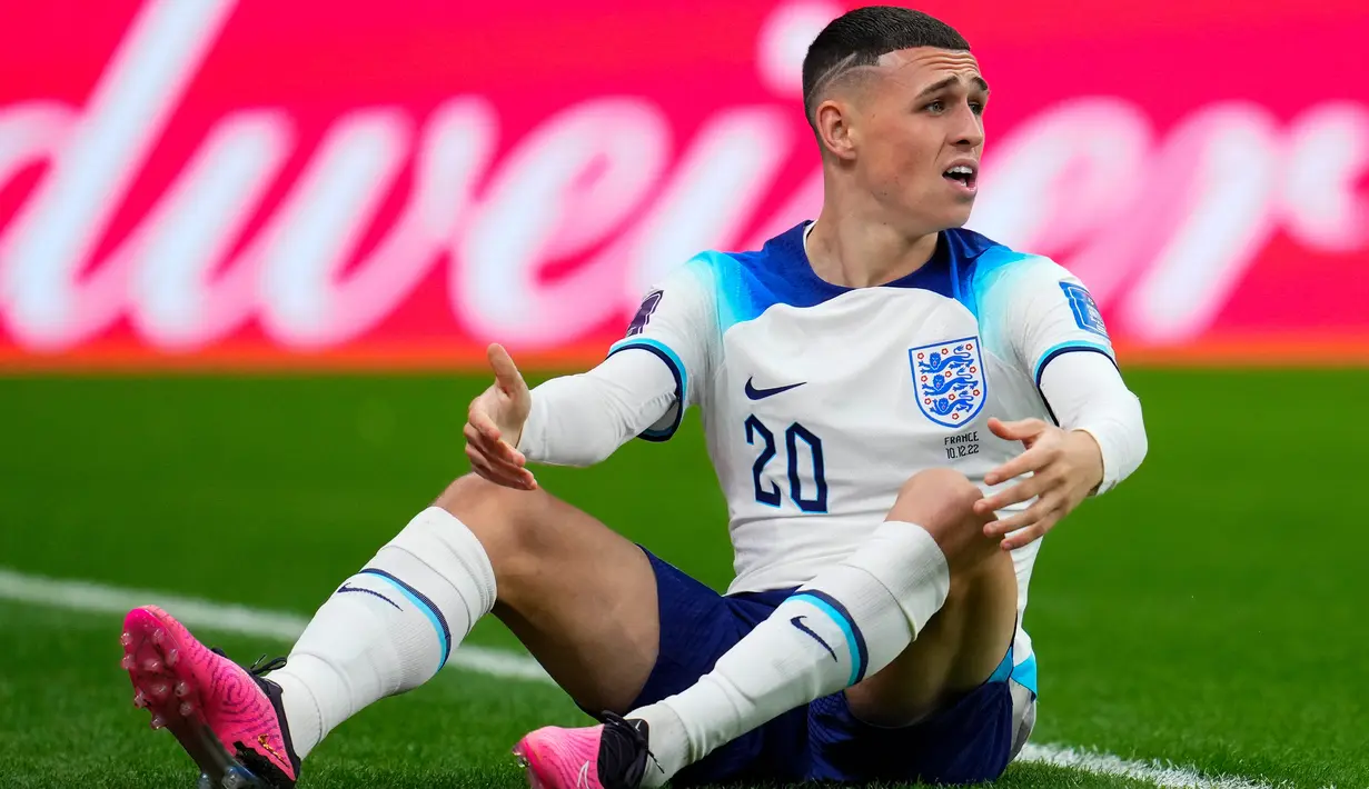 Pemain Inggris Phil Foden saat melawan Prancis pada pertandingan sepak bola perempat final Piala Dunia 2022 di Stadion Al Bayt, Al Khor, Qatar, 10 Desember 2022. Gaya rambut skin fade yang dipilih Phil Foden saat berlaga pada Piala Dunia 2022 membuat banyak penggemar menyebutnya mirip dengan Jim Carrey dalam film Dumb and Dumber. (AP Photo/Natacha Pisarenko)