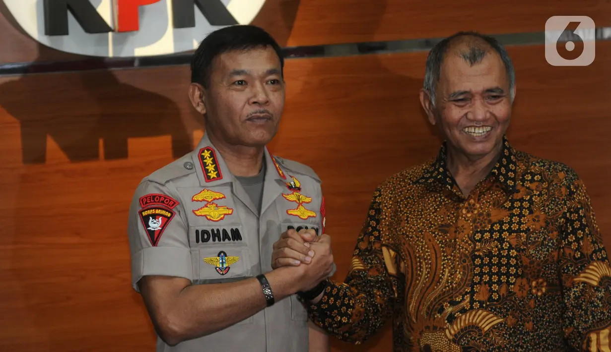 Pimpinan KPK Agus Rahardjo (kanan) dan Kapolri Jenderal Idham Azis (kiri) salam komando usai menggelar pertemuan tertutup di Gedung KPK, Jakarta, Senin (4/11/2019). Pertemuan membahas sinkronisasi antara Kepolisian dengan KPK. (merdeka.com/Dwi Narwoko)